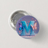 Farbiger Buchstabe M mit Schmetterlingen Button (Vorne & Hinten)