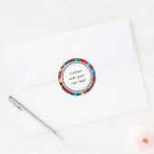 Farbiger Button Candy Custom Text Runder Aufkleber (Umschlag)