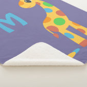 Farbiger Cartoon Giraffe Monogramm auf Lila Sherpadecke (3/4)