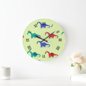 Farbiger Dino auf Grün Große Wanduhr (Zuhause)