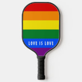 Farbiger LGBT-Regenbogen-Gay Pride-Flag mit benutz Pickleball Schläger (Vorderseite)