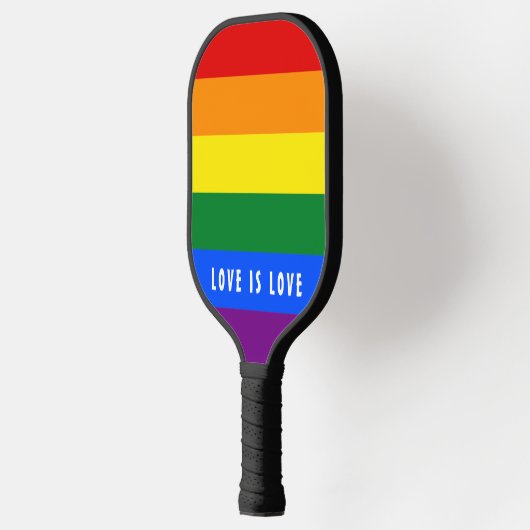 Farbiger LGBT-Regenbogen-Gay Pride-Flag mit benutz Pickleball Schläger (Links)