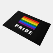 Farbiger LGBTQ-Regenbogen-Gay Pride-Flag mit benut Fußmatte (Schrägansicht)