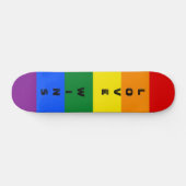 Farbiger LGBTQ-Regenbogen-Gay Pride-Flag mit benut Skateboard (Horizontal)