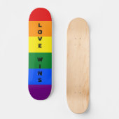 Farbiger LGBTQ-Regenbogen-Gay Pride-Flag mit benut Skateboard (Vorderseite)