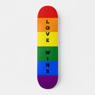 Farbiger LGBTQ-Regenbogen-Gay Pride-Flag mit benut Skateboard