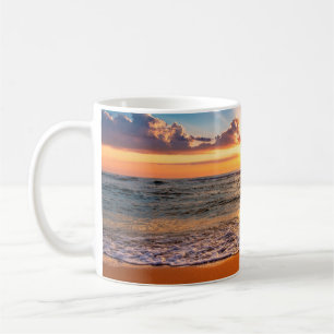 Farbiger Meerestrand Sonnenaufgang mit tiefblauem  Kaffeetasse