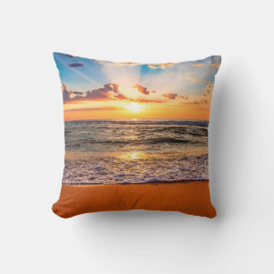 Farbiger Meerestrand Sonnenaufgang mit tiefblauem Kissen