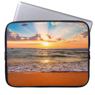 Farbiger Meerestrand Sonnenaufgang mit tiefblauem  Laptopschutzhülle