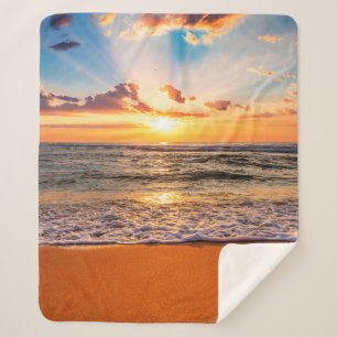 Farbiger Meerestrand Sonnenaufgang mit tiefblauem Sherpadecke