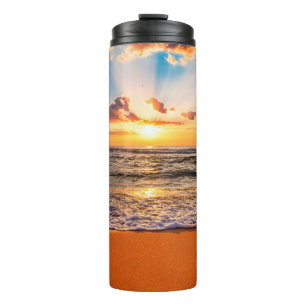 Farbiger Meerestrand Sonnenaufgang mit tiefblauem  Thermosbecher