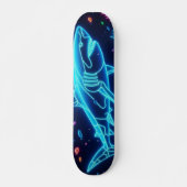 Farbiger Neonhai Skateboard (Vorne)