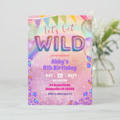 Farbiger Regenbogen Leopard Lass uns Wilde Geburts Einladung (Stehend Vorderseite)
