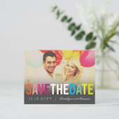 Farbiger Regenbogen Text Save the Date Foto Postka Ankündigungspostkarte (Stehend Vorderseite)