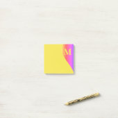 Farbiger Regenbogen und Gelb mit Monogramm Post-it Klebezettel (Auf Schreibtisch)