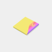 Farbiger Regenbogen und Gelb mit Monogramm Post-it Klebezettel (angewinkelt)