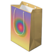 Farbiger Regenbogenkonzentrischer Circle Space Mittlere Geschenktüte (Rückseite Schrägansicht)
