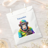 Farbiger Schimpanse mit Telefon Geschenktütchen (Ausgeschnitten)