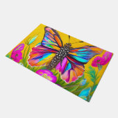 Farbiger Schmetterling auf gelbem Hintergrund Fußmatte (Schrägansicht)