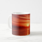 Farbiger Sonnenaufgang auf See, dramatische Wolken Kaffeetasse (Vorderseite Links)