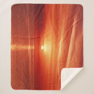 Farbiger Sonnenaufgang auf See, dramatische Wolken Sherpadecke