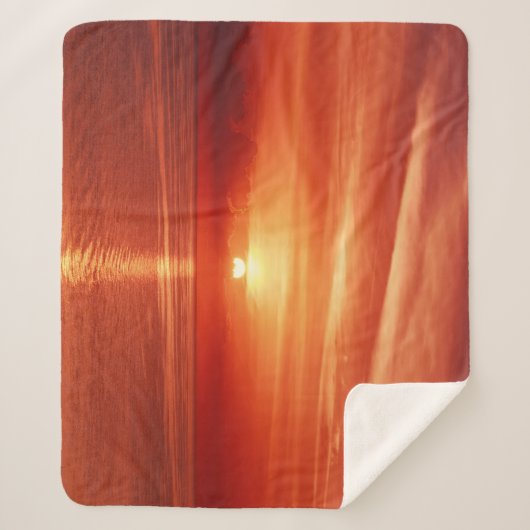 Farbiger Sonnenaufgang auf See, dramatische Wolken Sherpadecke (Vorderseite)