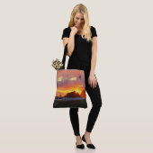 Farbiger Sonnenuntergang mit (oder ohne) Ihrem ers Tasche (Am Model)