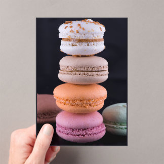Farbiger Stapel französischer Macarons Acryleinladungen