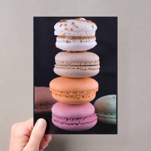 Farbiger Stapel französischer Macarons Acryleinladungen (Insitu (Handheld))