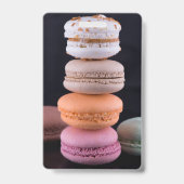 Farbiger Stapel französischer Macarons Ausweis (Vorderseite)