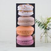 Farbiger Stapel französischer Macarons Einladung (Stehend Vorderseite)