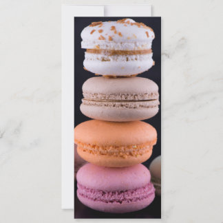 Farbiger Stapel französischer Macarons Einladung