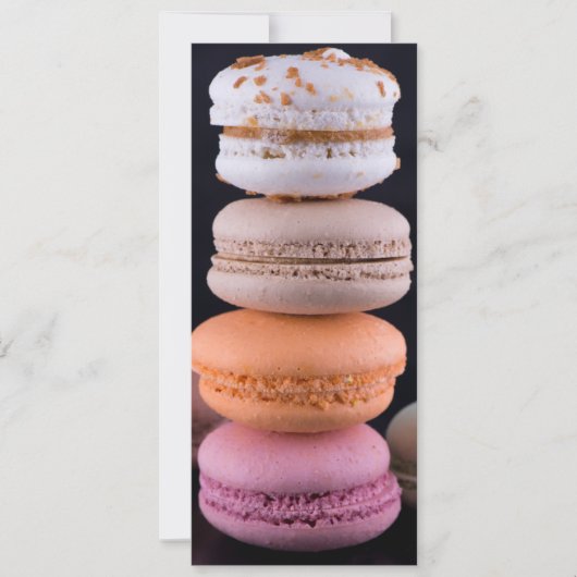 Farbiger Stapel französischer Macarons Einladung (Vorderseite)