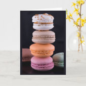 Farbiger Stapel französischer Macarons Karte (Gelbe Blume)