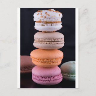 Farbiger Stapel französischer Macarons Postkarte