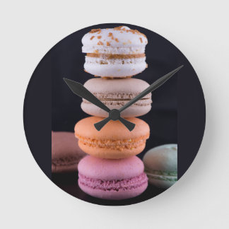 Farbiger Stapel französischer Macarons Runde Wanduhr