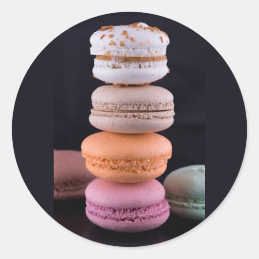 Farbiger Stapel französischer Macarons Runder Aufkleber (Vorderseite)
