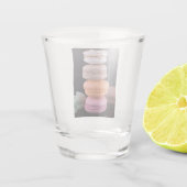Farbiger Stapel französischer Macarons Schnapsglas (Rückseite)