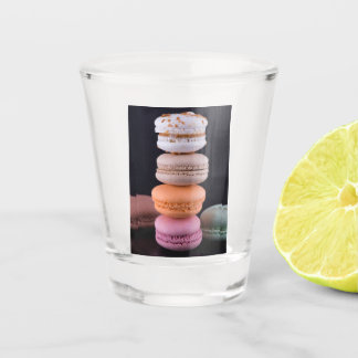 Farbiger Stapel französischer Macarons Schnapsglas