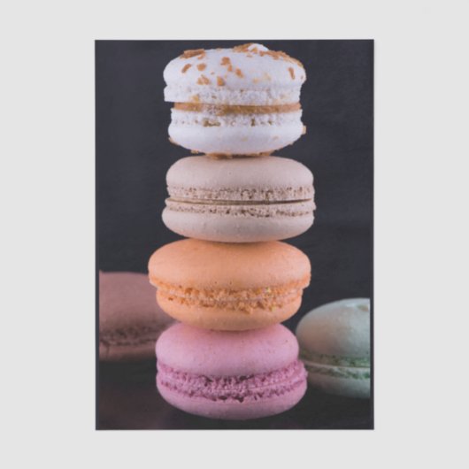 Farbiger Stapel französischer Macarons Seidenpapier (Vorderseite)