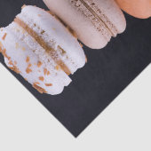 Farbiger Stapel französischer Macarons Seidenpapier (Ausschnitt)