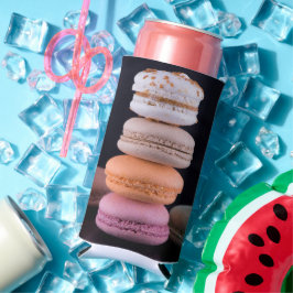 Farbiger Stapel französischer Macarons Selters Dosenkühler