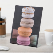 Farbiger Stapel französischer Macarons Sockelschild (In SItu)
