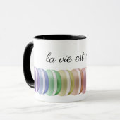 Farbiger Stapel süßer Makaronen: la vie est belle Tasse (Vorderseite Links)