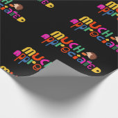 Farbiger Text viel geschätzt Schwarz Geschenkpapier (Ecke)