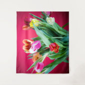 Farbiges blumengeschmücktes Foto mit rotem Hinterg Wandteppich (Vorderseite)
