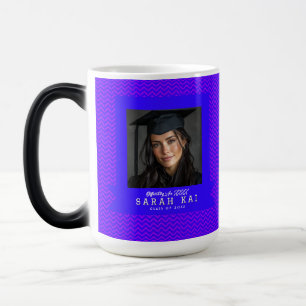 Farbiges Chevron-Muster Absolventen-Kaffeetasse Verwandlungstasse