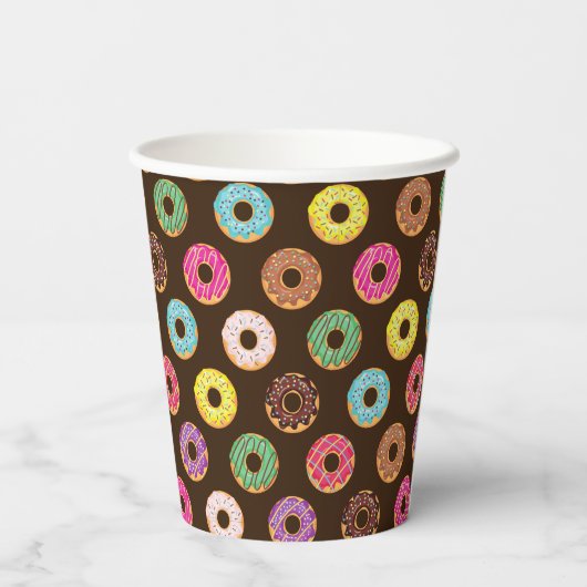 Farbiges Donut Muster in Schokolade Pappbecher (Rückseite)