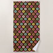 Farbiges Donut Muster in Schokolade Strandtuch (Vorderseite)