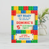 Farbiges Gebäude blockiert den Geburtstag von Kind Einladung (Stehend Vorderseite)